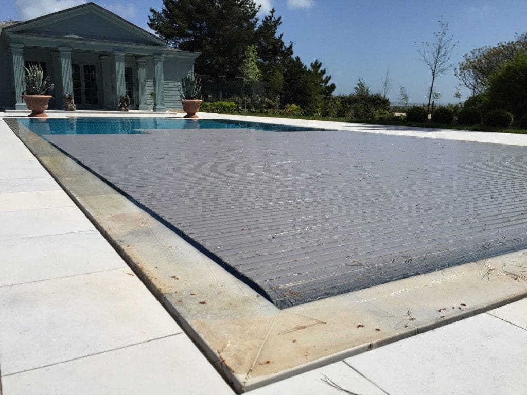 Slatted cover dedris is removed into oveflow channel