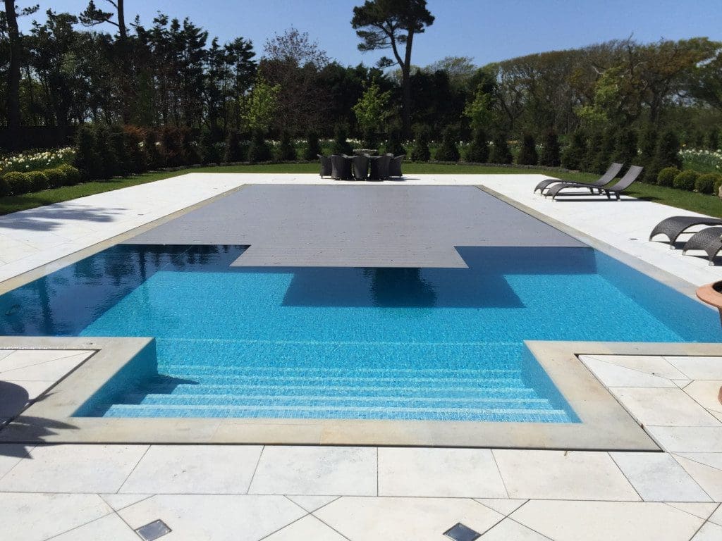 Swimming pool thermal slatted cover opening